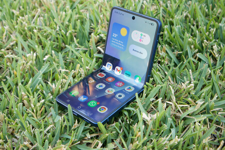 El Galaxy Z Flip7 es, al fin, compatible con Samsung DeX | Imagen: Xataka