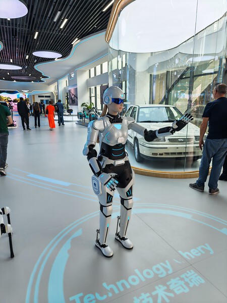 El robot de AiMOGA en el showroom de Chery | Imagen: Xataka