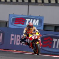 Loca carrera de MotoGP con Marc Márquez en lo más alto del podio y Jorge Lorenzo por los suelos