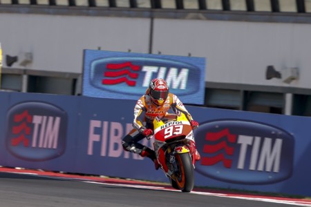 Loca carrera de MotoGP con Marc Márquez en lo más alto del podio y Jorge Lorenzo por los suelos