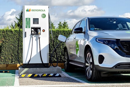Punto de carga Iberdrola con Mercedes EQC cargando