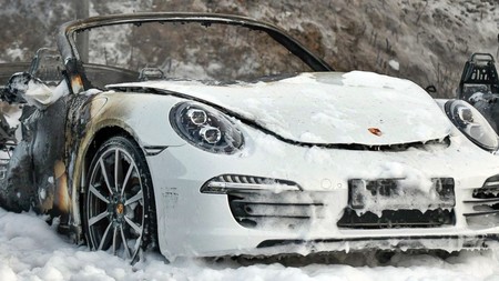 Doce indefensos Porsche, calcinados como tributo a los dioses anti-globalización en los disturbios del G-20