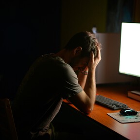 La clave de Cal Newport, experto en productividad para trabajar mejor y evitar el burnout que evitará costarte la salud de tu cerebro