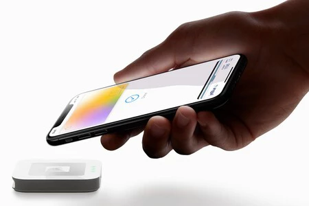 Apple Pay が NFC チップでどのように機能するかの図 (画像: Apple)