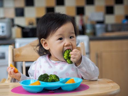 La introducción tardía de alimentos en la dieta del bebé podría predisponer a desarrollar alergias alimentarias