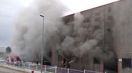 Un incendio quema parte de la fábrica de GasGas en Cataluña