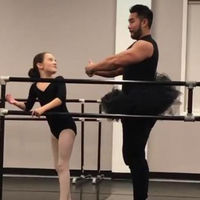 Un papá genial: se pone un tutú para acompañar a su hija en su demostración de ballet 
