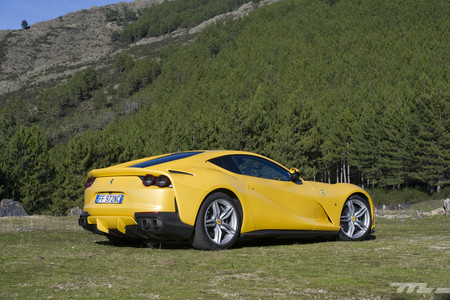 Ferrari 812 Superfast trasera