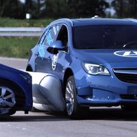 ZF está desarrollando un airbag para el exterior de los coches que es inteligente y predice los impactos
