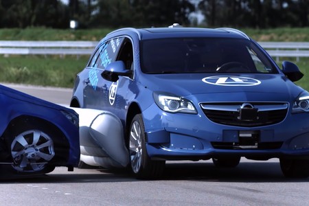 ZF está desarrollando un airbag para el exterior de los coches que es inteligente y predice los impactos