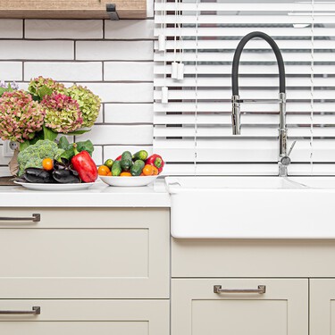 Di adiós al escurreplatos clásico: Leroy Merlin vende un modelo práctico y funcional que es ideal para aprovechar esquinas