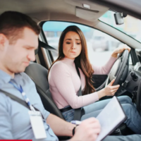 “No sabemos si sabe frenar con el pedal”: Aprobó su examen de manejo, pero le negaron la licencia porque hizo la prueba en un Tesla que “tiene muchas ayudas”