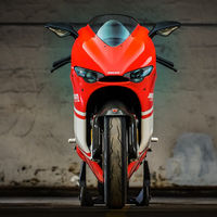 Una de las limitadas Ducati Desmosedici RR basadas en la MotoGP de 2006 se ha subastado por 38.500 euros