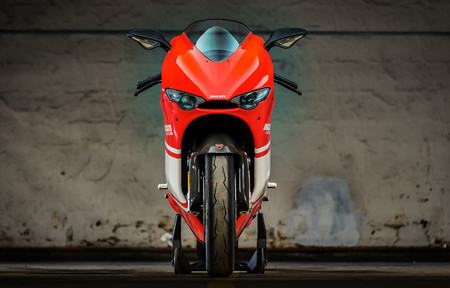 Una de las limitadas Ducati Desmosedici RR basadas en la MotoGP de 2006 se ha subastado por 38.500 euros