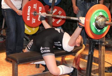 Niña con 13 años levantando 108 kg en press de banca