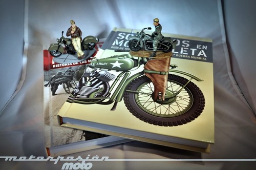 Soldados en motocicleta, de la portada a la contraportada