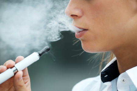 Cigarrillos electrónicos: poco efectivos para dejar de fumar y con riesgos asociados