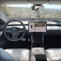 El 'bebé Tesla': una mujer da a luz a su hija sin parar el coche, con el Autopilot activado