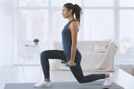 Cómo hacer lunges o zancadas perfectas, paso a paso: un ejercicio para trabajar tus piernas y glúteos