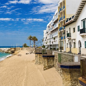 El pueblo marinero perfecto para una escapada: casas modernistas, playas diminutas y recetas de pescado tradicionales 