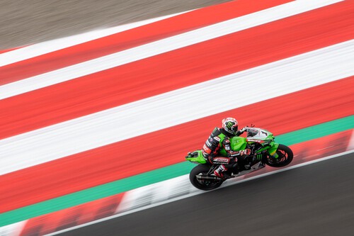 Jonathan Rea gana la primera carrera de Superbikes en Indonesia pero no evita el título de Toprak Razgatlioglu