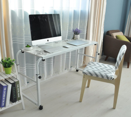 Escritorio que se transforma en mesa para la cama