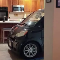 ¿Qué haces cuando llega el huracán? ¡Resguardas tu coche en la cocina!
