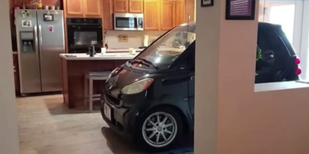 ¿Qué haces cuando llega el huracán? ¡Resguardas tu coche en la cocina!