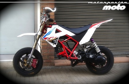 Prototipo supermotard motor scooter