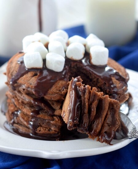 Hot cakes de chocolate caliente con mini malvaviscos. Receta para el desayuno