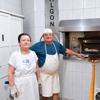 Enrique e Ignacia, dueños de una panadería de un pueblo de 300 habitantes: “Decimos adiós después de 44 años” 