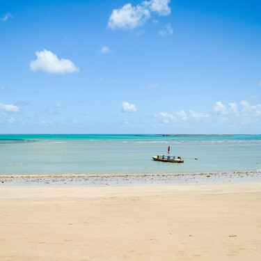 Este pueblo brasileño con playas de postal tiene solo 8.000 habitantes y un clima de 25 y 29 grados todo el año