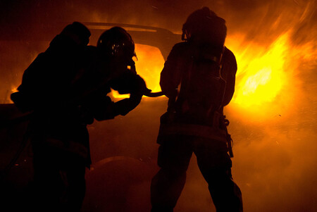 bomberos apagando un coche en llamas