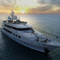 Sueldos de 7.500 dólares para las azafatas de los yates de lujo: glamour para los dueños, jornadas eternas para la tripulación