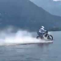 ¡Milagro! Luca Colomba ha cruzado el Lago de Como en moto: 5,5 kilómetros sobre el agua 