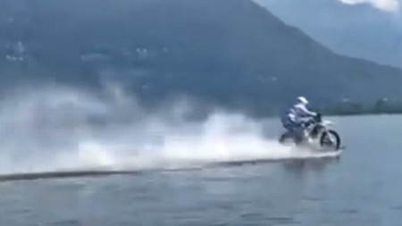 ¡Milagro! Luca Colomba ha cruzado el Lago de Como en moto: 5,5 kilómetros sobre el agua