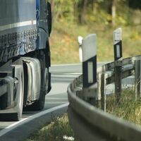 La DGT prohibirá rebasar en 20 km/h la velocidad para adelantar en carreteras convencionales: "No pasa nada por ir detrás de un camión"