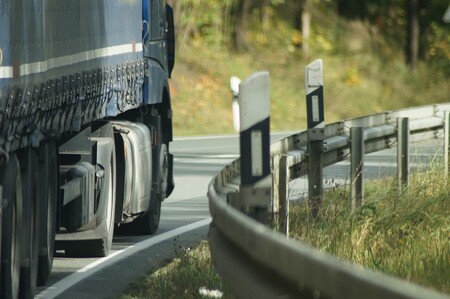 La DGT prohibirá rebasar en 20 km/h la velocidad para adelantar en carreteras convencionales: "No pasa nada por ir detrás de un camión"