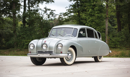 Este impecable Tatra T87 sale a subasta, el veloz sedán que pasó a la historia como 'ejecutor' de nazis