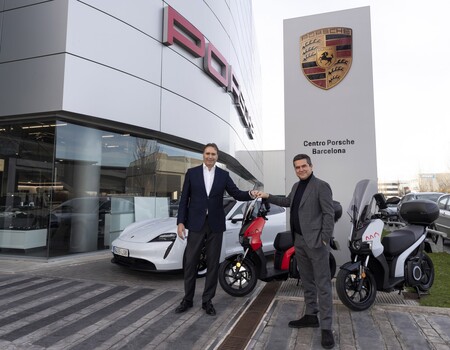 Cambiar un Porsche Taycan por una moto eléctrica de SEAT no es una locura, sino la nueva propuesta de sustitución de Porsche
