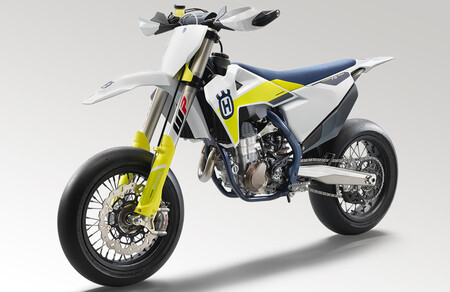 La Husqvarna FS450 de supermotard vuelve a la carga con 63 CV y toda la adrenalina de la competición