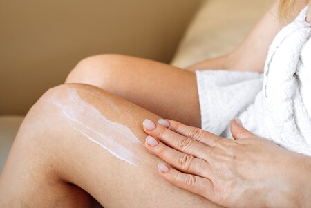 mulher passando creme