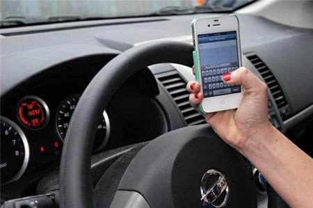 Precaución, amigo conductor. Móviles como receta para el desastre al volante