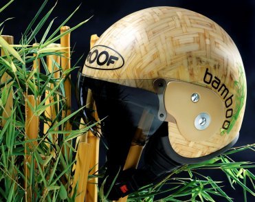 Un casco fabricado con bambú