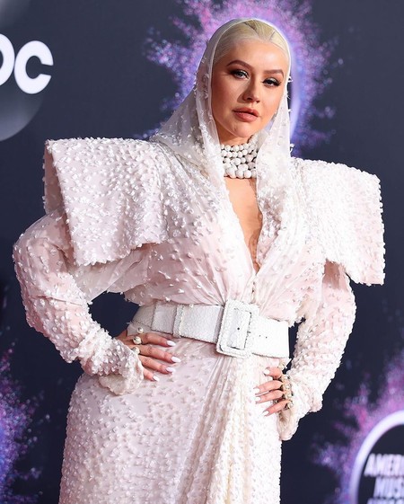 Christina Aguilera se enfunda un atrevido look de Jean Paul Gaultier en la alfombra roja de los premios AMA's 2019 y lo defiende que da gusto  