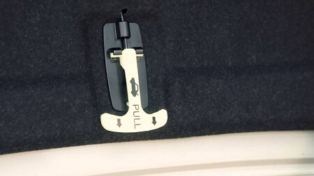 Apertura de emergencia en el maletero de un Infinti. (Foto: Infiniti)