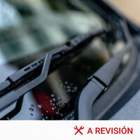 Qué son y para qué sirven los puntos negros que ves todos los días en el parabrisas de tu coche