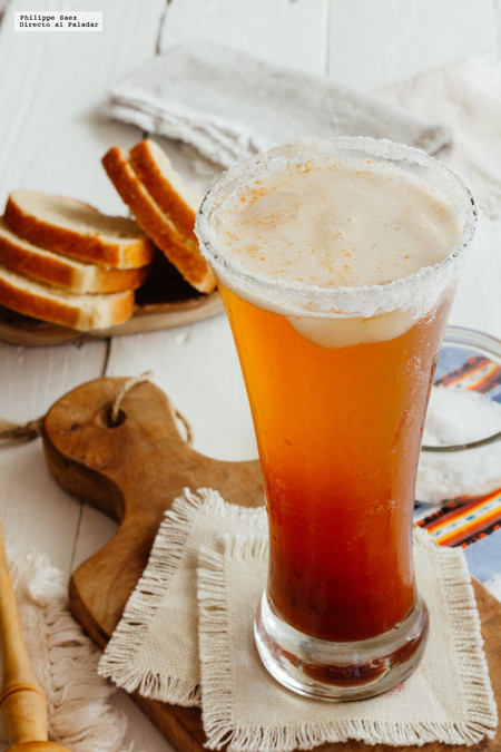 Sriracha-Lada, michelada con salsa sriracha. Receta de bebida