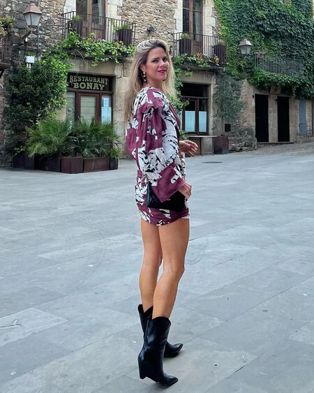 Amelia Bono sabe cómo vestir los días de entretiempo: con minivestido estampado y botas cowboy