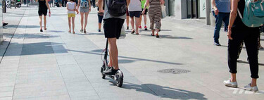 Cambian las normas para los patinetes eléctricos: prohibido para menores de 15 años y siempre con casco. Multas de hasta 200 euros para los padres